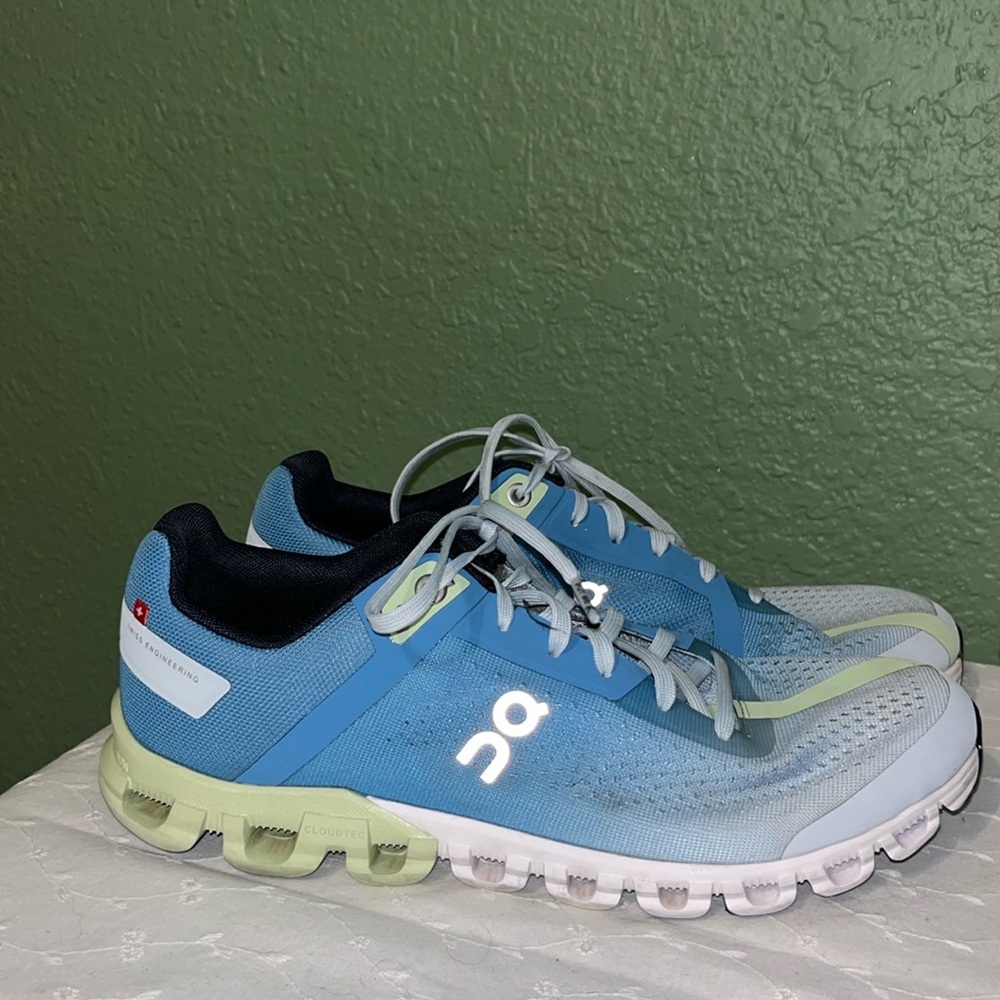 Onrunning on running shoes • cloud flow